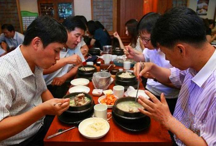 韩国人在喝参鸡汤