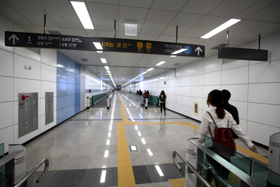 众多游客乘坐韩国地铁