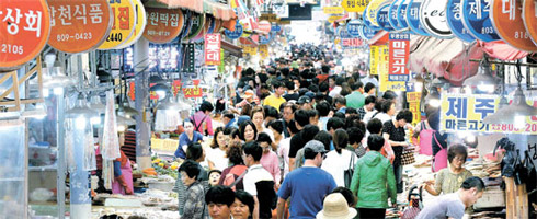 韩国市民去市场采购祭祀用品