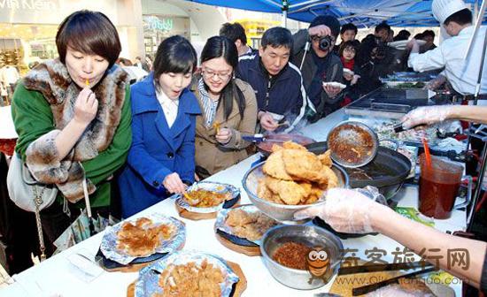 韩国人排队试吃