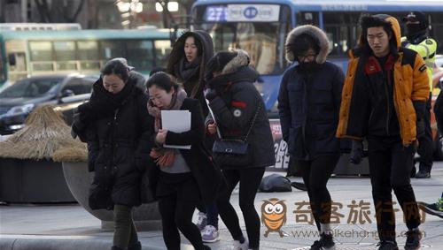 首尔街道上包裹严实的行人